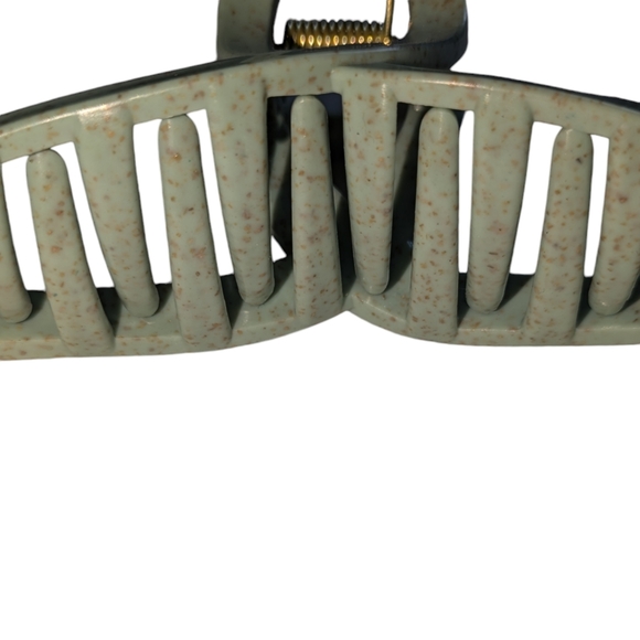 🍁 3/$15 Eco Friendly Claw Hair Clip - Picture 3 of 4